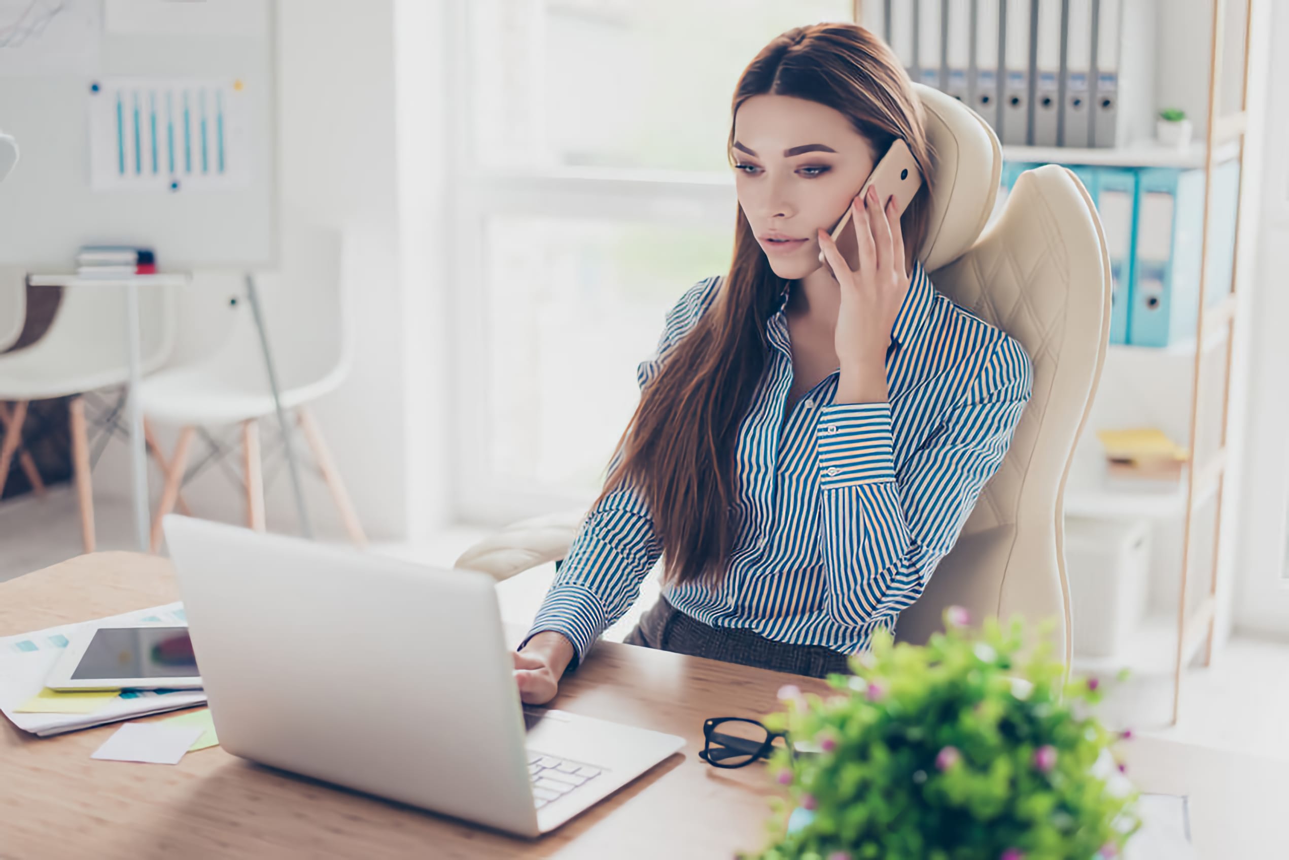 ragazza lavora in smart working