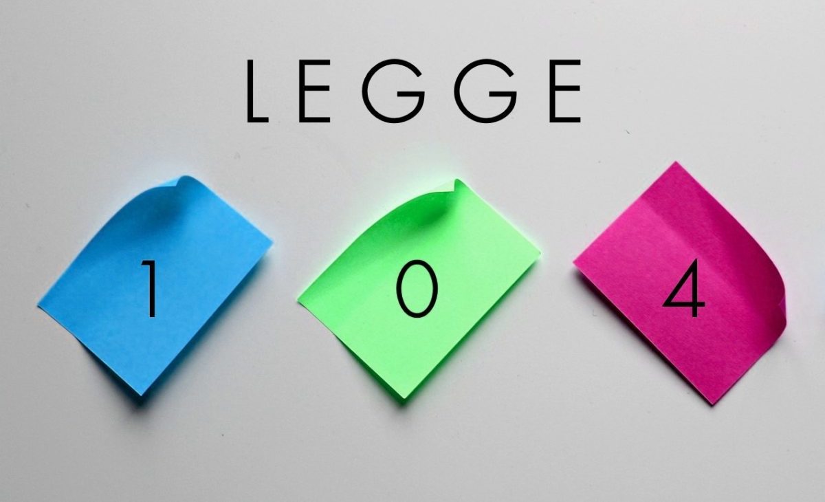 Legge 104 scritta con un post it