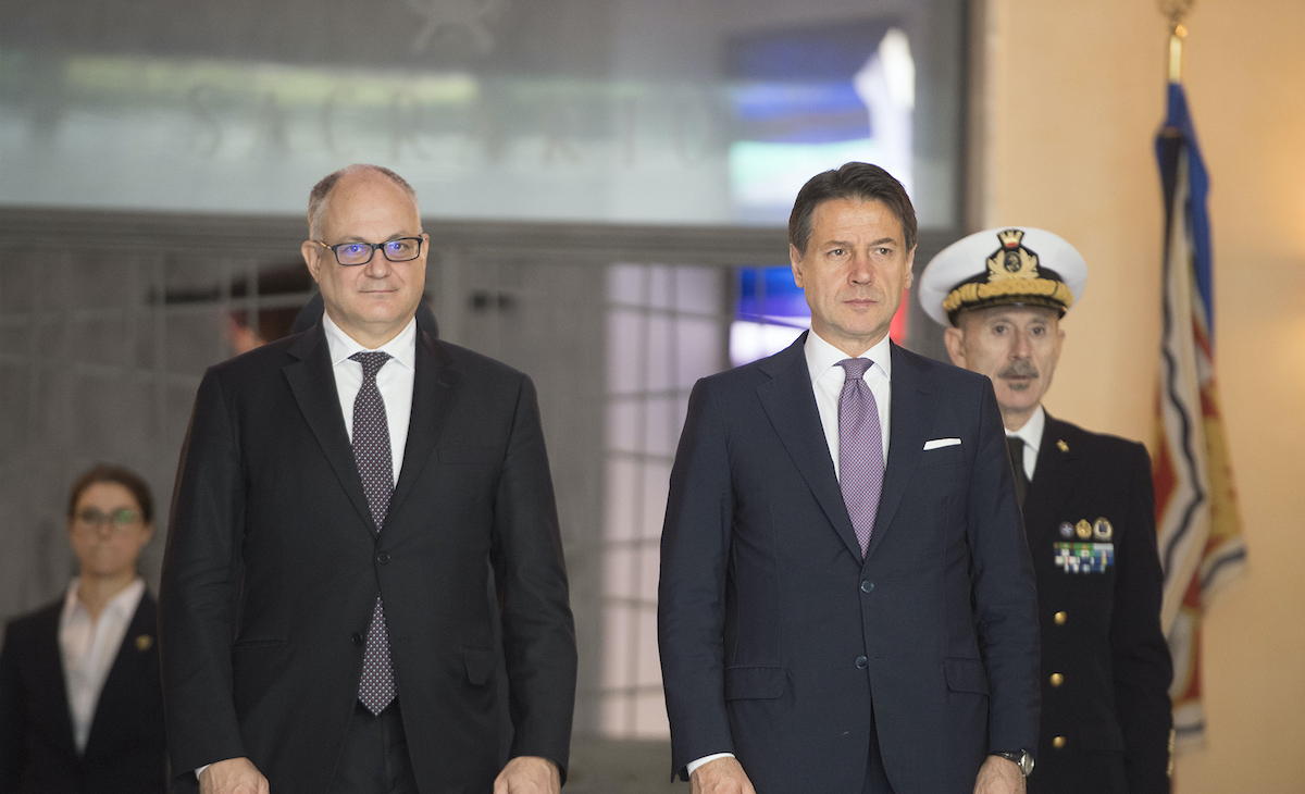 Giuseppe Conte e Roberto Gualtieri in piedi