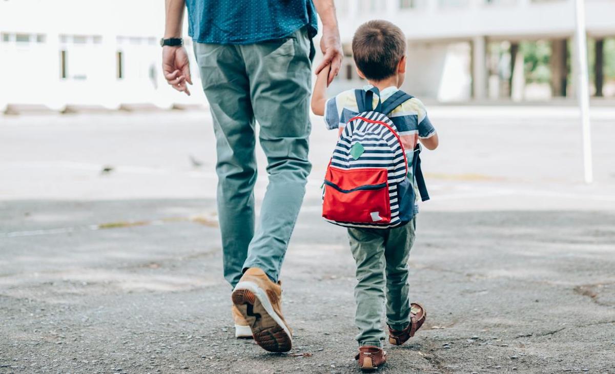 papà accompagna figlio a scuola