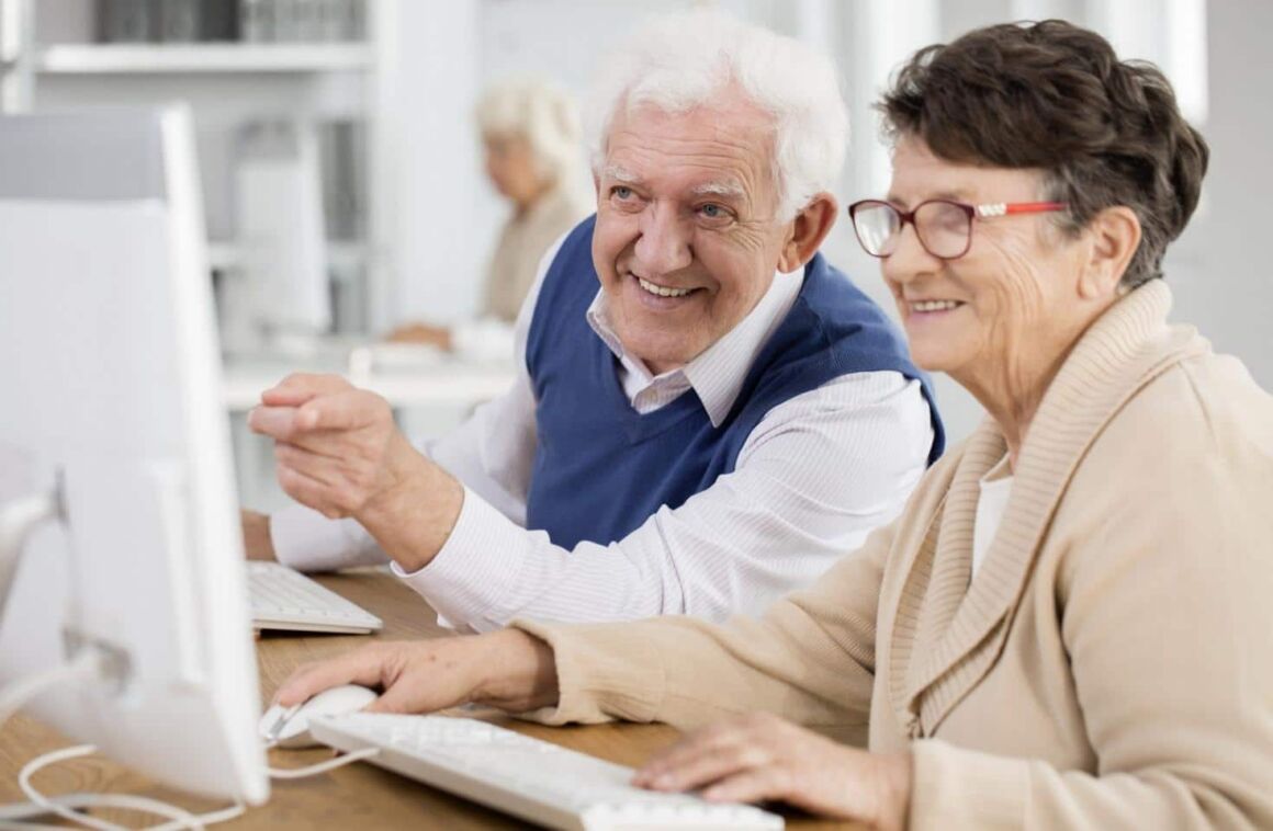 felici pensionati davanti a un computer
