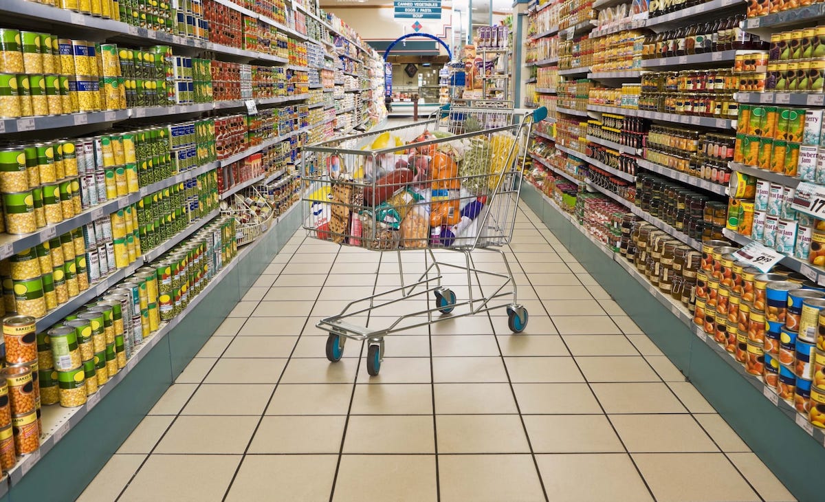 carrello pieno al supermercato