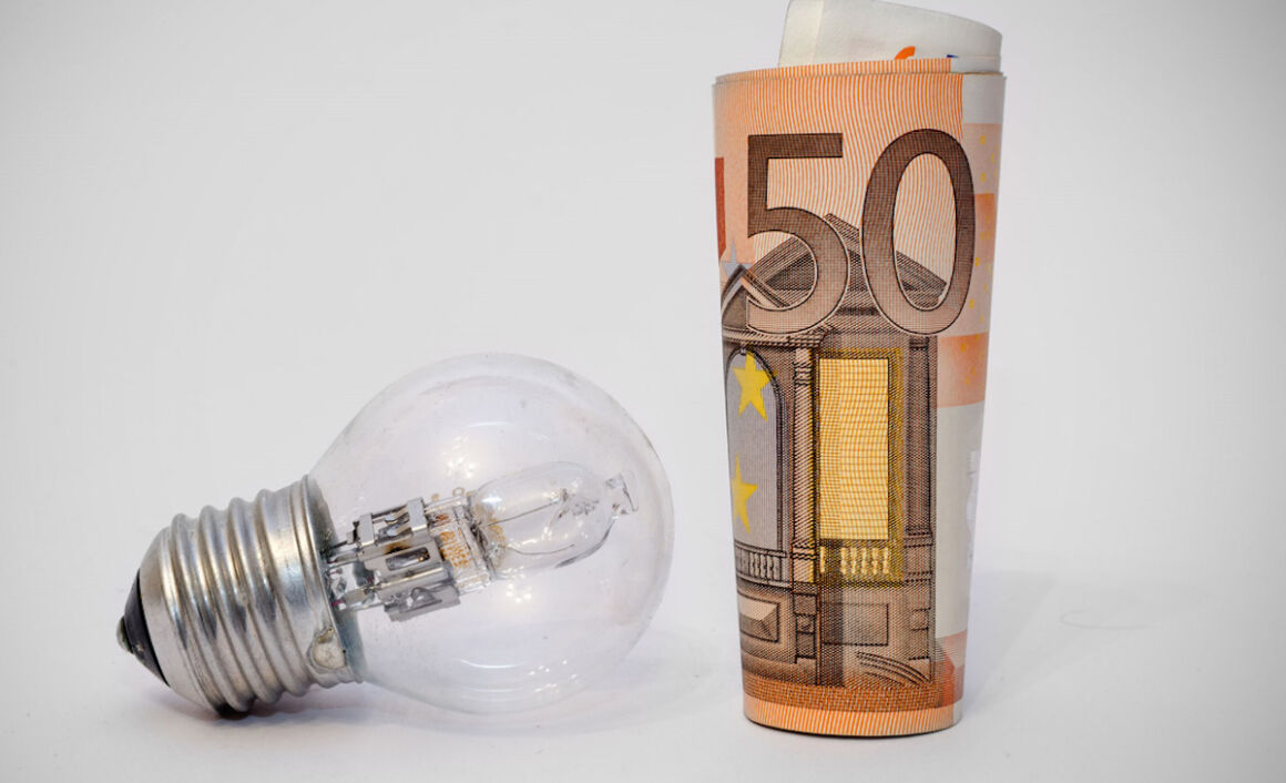 banconota 50 euro e lampadina