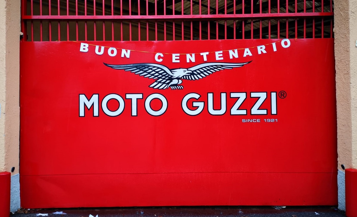 Francobollo centenario Moto Guzzi