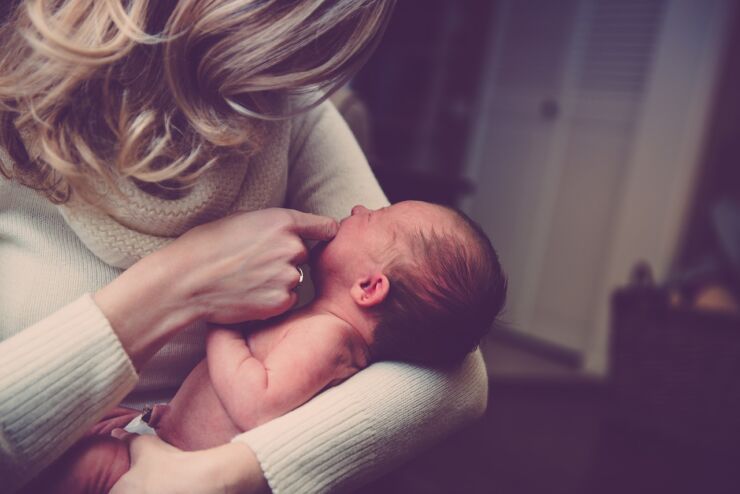 Bonus madri disoccupate, una madre con il suo bambino