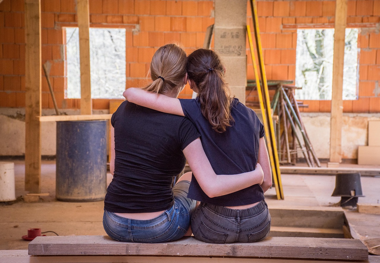 Garanzia giovani 2023, due ragazze a lavoro