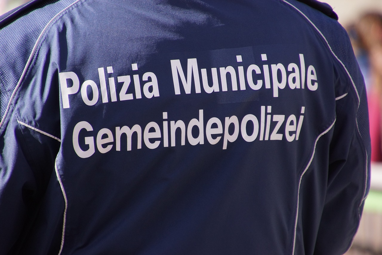 Concorso polizia municipale - un agente a lavoro