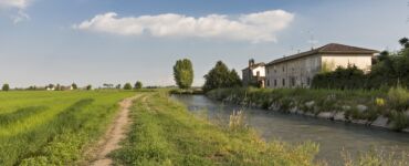 Vivere in campagna, una cascina vicino al fiume