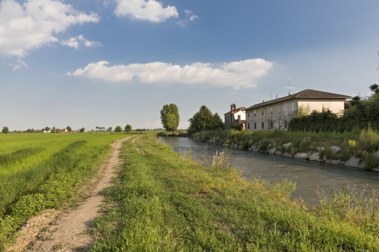 Vivere in campagna, una cascina vicino al fiume