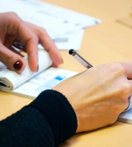 assegni bancari, una donna e il suo libretto