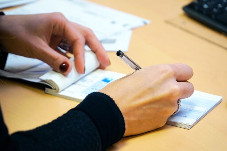 assegni bancari, una donna e il suo libretto