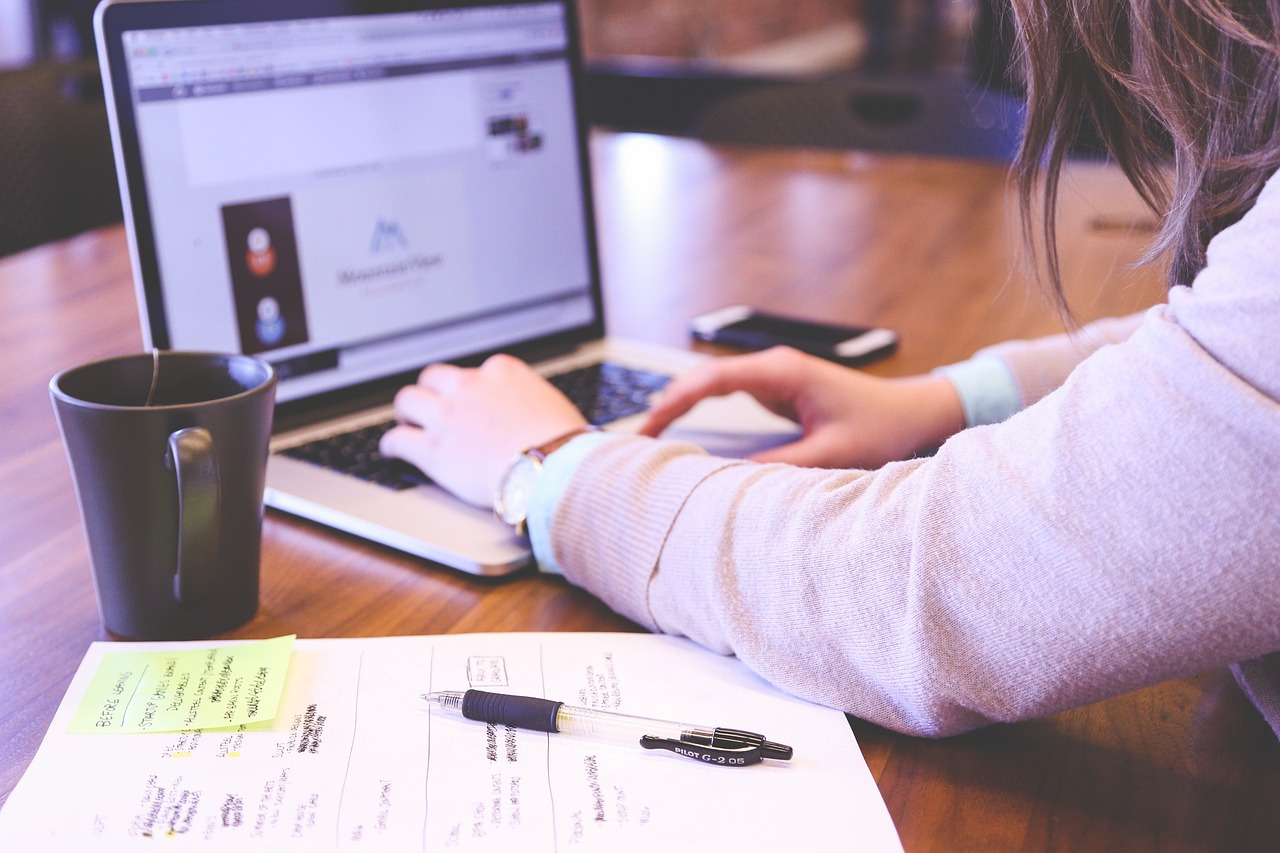 bonus assunzione donne, una donna che sta lavorando