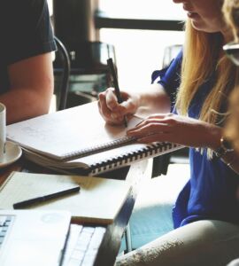 settimana lavorativa corta, un gruppo a lavoro