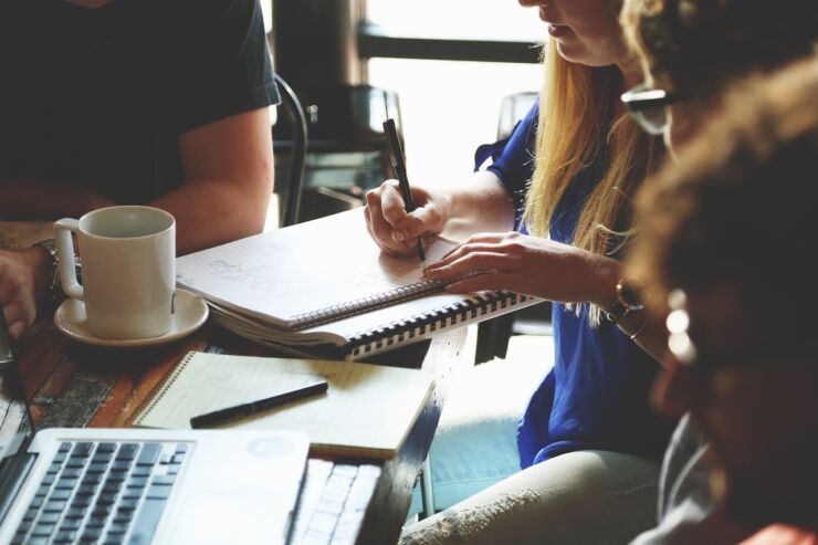 settimana lavorativa corta, un gruppo a lavoro