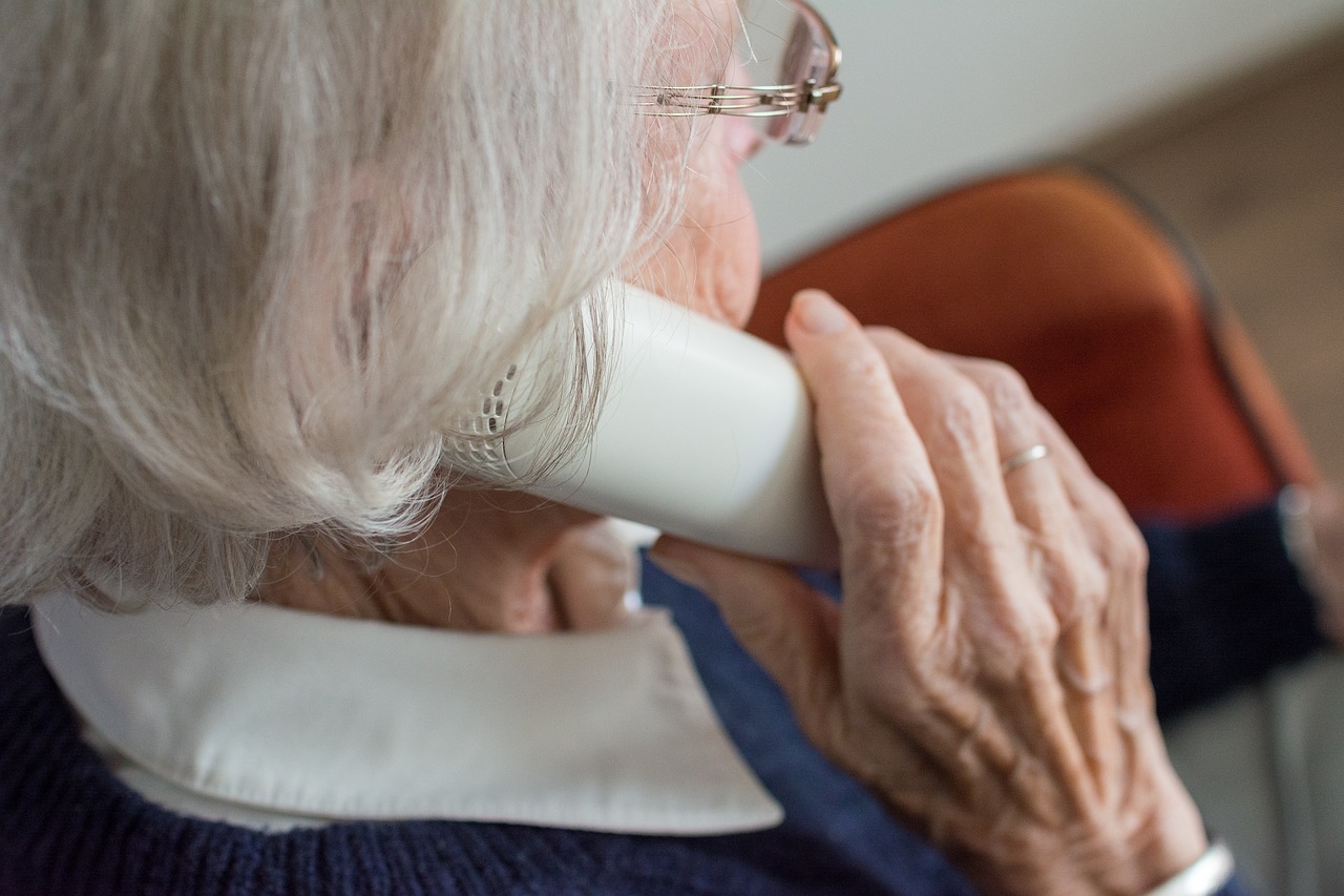 pensione anticipata, una donna al telefono