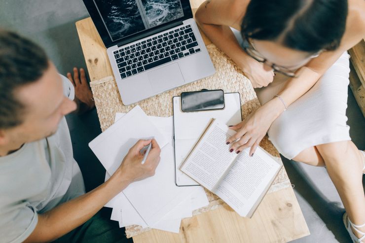 uomo e donna al computer